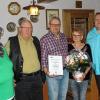 (fi)   Klaus-Peter Neidahl (Mitte) aus Oberschwarzach hat immer das vollste Vertrauen seiner Chefs Jochen (rechts) und Erich Goldstein (Zweiter von links) besessen. In den 25 Jahren, in denen er jetzt bei der Goldstein Transport GbR arbeitet, bekam er stets als Erster die neu angeschafften Fahrzeuge anvertraut. Die ersten acht Jahre saß der Jubilar auf dem Kranwagen der Firma, bevor er dann den ersten Sattelzug steuerte. Der Berufskraftfahrer konnte seine zeitaufwendige Arbeit deutschlandweit nur so gut ausüben, weil auch seine Frau Marlies (Zweite von rechts) dahinter stand. Das sagte Jochen Goldstein, zusammen mit seinem Vater Erich geschäftsführender Gesellschafter, in seiner Laudatio bei ei-ner Feier im Breitbacher Gasthaus Schimmel. In dieser Branche so lange für eine Firma zu arbeiten, bedürfe einer großen Portion gegenseitiger Achtung. Neben einem Geschenk der Firma erhielt Neidahl auch die Ehrenurkunde der Indus-trie- und Handelskammer. Mit im Bild Christine Goldstein (links).