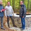Wieder hergerichtet: Auf Initiative des Arbeitskreises Tourismus wurde der sogenannte „Tiefe Brunnen“ in der Gemeinde Himmelstadt wieder aufgebaut. Unser Bild zeigt von links Erich Hilpert vom Arbeitskreis, Brunnenbauer Stefan Wohlfart und Bürgermeister Gundram Gehrsitz.