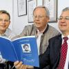 Erinnerung an Franziska Kimpfler: Gemeinsam mit dem CSU-Kreisvorsitzenden Oliver Jörg (links) und Klaus Reder von der Gemeinschaft Sant'Egidio (rechts) stellte Peter Motsch seine Gedenkschrift über die langjährige Stadträtin Franziska Kimpfler vor.