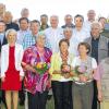Gründungsmitglieder geehrt: Der TSV Biebelried mit dem Vorsitzenden Gerhard Roth zeichnete 23 Mitglieder für 40 Jahre Vereinstreue aus. Dazu gratulieren auch Bürgermeisterin Renate Zirndt (vorne von links) und Landrätin Tamara Bischof als Schirmherrin des Festwochenendes.
