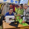 Mithilfe: Manu ist gelernter Schneider, Flüchtling aus Syrien und lebt in der Notunterkunft in Höchberg. In der Kleiderkammer macht er passend, was nicht ganz passt. Über seine Hilfe freuen sich Brigitte Nickel (Frauenbund) und Doris Strauch (Kleiderkammer).