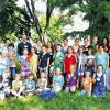 (rtg)   An einem Samstag kamen auf den neuen Campus Hubland Nord 25 Schulkinder im Alter von 8 bis 10 Jahren zu „Emils Forschercamp“, das eine Studentengruppe unter der Leitung von Angela Bezold und Carola Schraml an der Universität (Didaktik der Mathematik) entwickelt hatte. Namensgeber für das Forschercamp war Emil Hilb, ein Würzburger Mathematiker, den schon in jungen Jahren die Mathematik begeisterte. So waren Kinder ins Forschercamp eingeladen, die wie Emil Spaß und Freude am Knobeln hatten und Spannendes über Zahlen, Formen und Muster herausfinden wollten. Die Buben und Mädchen legten Parkette und Würfelgebäude, erkundeten Primzahlen, kombinierten Eiskugeln miteinander, ermittelten Spielregeln mit Gewinnerpotenzial oder die Anzahl der Spiele bei einer Fußballmeisterschaft. Ein Großteil der Schülerinnen und Schüler stammte aus der Volksschule Estenfeld, einer von 32 Sinus-Schulen in Unterfranken. Im Programm Sinus geht es darum, die Kinder durch gute Aufgabenstellungen zum Forschen einzuladen und auf diese Weise mathematische Kompetenzen zu vermitteln. Am Ende strahlten die Kinder, als ihnen Lehrstuhlinhaber Hans-Georg Weigand (rechts) für ihr fleißiges Forschen eine Urkunde überreichte.