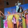 Auf hoher See: Wendy und Käpt'n Hook beobachten die Fee Tinker Bell, Pirat Smee und Peter Pan.