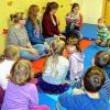 (che)   Der bundesweite Vorlesetag am 20. November war für Schülerinnen der ESB-Logopädieschule Bad Neustadt Anlass, Kindern in verschiedenen Kindergärten der Kreisstadt vorzulesen. Vorlesen wirkt sich positiv auf die kindliche Sprachentwicklung aus. Besonders Wortschatz, Satzbau und Grammatik erhalten so wichtige Impulse, heißt es in einer Pressemitteilung der Initiatoren. Dazu gehören die Wochenzeitung „Die Zeit“, die Stiftung Lesen und die Deutsche-Bahn-Stiftung. Immerhin erlerne man seine Muttersprache in hohem Maße durch Zuhören und Nachahmen. Das wissen freilich auch die Logopädieschülerinnen der ESB-Berufsfachschule. Sie fühlen sich der gesprochenen deutschen Sprache besonders verpflichtet und haben sich im Rahmen ihrer Ausbildung auf das kindgemäße Vorlesen und Erzählen von Geschichten eigens vorbereitet. Denn auch Vorlesen will gelernt sein. Die Wirkung der Geschichten und damit der Erfolg der Aktion ließ sich in den Gesichtern der aufmerksamen kleinen Zuhörer ablesen. Alle waren ganz bei der Sache und hatten ihren Spaß.