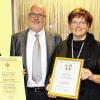 Die Musik im Blut: Manfred Weidl (15 Jahre Chorleiter) und Gertrud Aulenbach (25 Jahre Altistin im Gemischten Chor) wurden von Paul Kolb (Vizepräsident des Fränkischen Sängerbunds, links) und Harald Schmitt (Vorsitzender Musikverein Volkach, rechts) für ihr Engagement beim Musikverein ausgezeichnet.