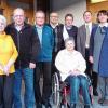 Ehrung treuer Mitglieder:  Der Vorsitzende des VdK-Ortsverbandes, Egid Baus, (stehend, Dritter von rechts) ehrte gemeinsam mit (von rechts) der zweiten Bürgermeisterin Christine Kohnle-Weis und Dekan Till Roth die VdK-Mitglieder (von links) Luise Kraft, Heinrich Wirth, Alfred Klein, Harald Milner, und Andrea Brönner für 25-jährige Mitgliedschaft.