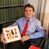 Erfreut: Joachim Haas mit Buch und Katzenmotiven.