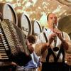 Musik zwischen Fässern: „Zupfn, Quätschn, Blosn“ spielen im Hofkeller.