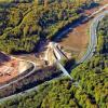 Überflug: Rund eine Million Kubikmeter Erde müssen auf der Autobahn-Großbaustelle bei Rohrbrunn, kurz vor dem Rastanlage Spessart, abgegraben werden. Das Luftbild zeigt die A 3 dort, wo sie von der Staatsstraße 2312 gekreuzt wird. Die Brücke im Bild wird ebenfalls neu gebaut.