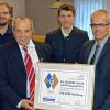 .Herausragende Leistung: Zum 120-jährigen Vereinsjubiläum wurde dem TSV Karlburg die „Goldene Raute“ des Bayerischen Fußballverbandes verliehen. Im Bild von links: Christl Schöffmann (Vereinsehrenamtsbeauftragte), Sebastian Kühl (Zweiter Vorsitzender), Ludwig Bauer (DFB-Kreisehrenamtsbeauftragter), Dr. Uwe Binner (Erster Vorsitzender), Michael Schrauth (Dritter Vorsitzender und Vereinsehrenamtsbeauftragter) und Bürgermeister Paul Kruck. Foto: Robert Emsden