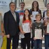 Glückwunsch für die sechs Besten beim D1/D2 Kurs des Nordbayerischen Musikbundes, Kreisverband Rhön-Grabfeld durch Kreisvorsitzende Renate Haag (rechts) und Kreisdirigent Adrian Blümm, Friedhelm Landgraf (links). Dazwischen untere Reihe: D1 Sandra Engelbrecht, Linus Budde und Jana Barthel. Hintere Reihe (von links) D2: Hannes Keßler, Lena Gräfenschnell und Linus Ziegler.