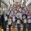 In der Aula des Martin-Pollich-Gymnasium Mellrichstadt wurden am Samstag 51 Urkunden und Abzeichen für den D1/D2 Lehrgang übergeben. Unser Bild zeigt (rechts) Kreisvorsitzende Renate Haag. (Links): Kreisdirigent Adrian Blümm sowie ihren Stellvertreter Friedhelm Landgraf. In der Aula des Martin-Pollich-Gymnasium Mellrichstadt wurden am Samstag 51 Urkunden und Abzeichen für den D1/D2 Lehrgang übergeben. Unser Bild zeigt (rechts) Kreisvorsitzende Renate Haag. (Links): Kreisdirigent Adrian Blümm sowie ihren Stellvertreter Friedhelm Landgraf.