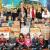 (kri)   Zum siebten Mal engagierten sich Klassen der Grund- und Mittelschule für die Aktion Weihnachtstrucker, die seit über 20 Jahren bayernweit von den Johannitern durchgeführt wird. Um notleidenden Familien in Albanien, Bosnien und Rumänien eine Weihnachtsfreude zu bereiten, sammelten die Buben und Mädchen Lebensmittel und Hygieneartikel. Jedes Paket ergänzt die Ernährung einer vierköpfigen Familie für ein bis zwei Wochen. Die von den Uffenheimer Kindern gespendeten Produkte werden ausschließlich von ehrenamtlich tätigen Lastwagen-Fahrern und Helfern direkt zu den Ärmsten gebracht, um ein bisschen Weihnachten-Gefühl zu vermitteln. Schüler der beteiligten Klassen versammelten sich mit Schulleiterin Claudia Dachlauer in der Aula, um ihre Pakete an Hubertus Busch von der evangelischen Landjugend  Uffenheim zu übergeben. Der Kreisverband wird die Hilfsgüter dann an die Johanniter weiterleiten. Bis zum 23. Dezember können noch Weihnachtstrucker-Pakete bei allen Sammelstellen, den Johanniter-Dienststellen und Lidl-Filialen in Bayern abgegeben werden. Mehr unter: http://www.johanniter.de/index.php?id=102134SCHULE