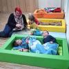 Müde bin ich, geh' zur Ruh': Kindergartenleiterin Silke Holz und die ganz Kleinen testen schon mal die neuen Schlafplätze im Anbau aus.