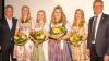 In der Mitgliederversammlung des Tourismusverbands „Liebliches Taubertal“ wurde Michaela Wille (Zweite von links) aus Dittwar als 7. Taubertäler Weinkönigin inthronisiert. Neue Taubertäler Weinprinzessin ist ihre Schwester Christina (Zweite von rechts). Verabschiedet wurden die 6. Taubertäler Weinkönigin Nicole Heinrich (Dritte von rechts) aus Dertingen und Weinprinzessin Alena Wolpert (Dritte von links) aus Külsheim. Im Bild die Hoheiten mit Landrat Reinhard Frank (links) und Geschäftsführer Jochen Müssig.
