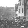 Von Massen umringt: Anton Waibel am 7. April 1919 vor dem Neumünster. Von Massen umringt: Anton Waibel am 7. April 1919 vor dem Neumünster.