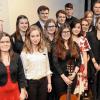 Gemeinsames Konzert zur Vorbereitung für das Abitur. Schülerinnen und Schüler des Martin-Pollich-Gymnasiums nach dem Konzert in Wechterswinkel gemeinsam mit den Musiklehrern Urs John und Marcel Steinrichter (von rechts) sowie Schulleiter Robert Jäger (hintere Reihe, rechts).