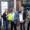 Mit Jubiläumsflyer und Jubiläumsrucksack blicken (von links) Michael Geier, Julia Rhön, Karl-Friedrich-Abe, Torsten Raab und Hubert Baier zuversichtlich ins Jubiläumsjahr.