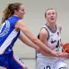 Ann-Christin Menke (rechts) von den Main Sharks versucht den Ball gegen Julia Loock von den Rhöndorf Dragons zu verteidigen.