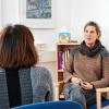 Claudia Widmann von der SkF-Frauenberatung im Gespräch mit einer Klientin.