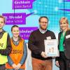 Das Programmieren lernen: Die Otfried-Preußler-Grundschule Wertheim gehört zu den ersten Schulen, die von Microsoft ein „Code Your Life“-Starterpaket in Berlin übergeben bekamen. Von links: Sabine Bendiek (Geschäftsführerin Microsoft Deutschland), zwei so genannte Botschafter der Initiative „Code Your Life“; Sebastian Sigloch (Ottfried-Preußler-Schule), Bundestagsabgeordnete Nina Warken, MdB sowie Thomas Schmidt (Leiter des 21 Century Competence Center).