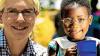 Vision von der Brille für alle: Martin Aufmuth mit einem Mädchen in Malawi.