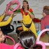 Brachte die Kinder zum Lachen: Clownine Apfelsine in der Flüchtlingsunterkunft in Geldersheim.