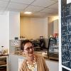 Kaffee.Plus entwickelt sich langsam: Inhaberin Gretel Vogt vor der Spendentafel im Petit Café.