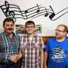 Vorsitzender Konrad Enders (links) und Dirigent Berthold Kessler gratulierten Pascal Kessler zur bestandenen D3-Prüfung.