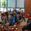 Merkmeister Ralf Hofmann zeigte Schülern, Lehrern und Eltern an der Burgsinner Sinngrundschule, wie das menschliche Gehirn funktioniert.