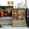 Letzte Hand angelegt: Noch befindet sich das barocke Bild vom Hostienfrevel mit einer weiteren Motivtafel in der Gerlachsheimer Werkstätte von Restaurator Michael Bronold (links), am Donnerstag präsentieren Maler Michael Salomon (rechts) und Pfarrer Ralph Walterspacher in der Heilig-Grab-Kapelle in Lauda die künstlerische Antwort.