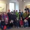 Kinder der Schulkindbetreuung des Kindergartens St. Laurentius Retzbach bei der Ausstellung "Transmutation - Transformation".