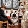 Pfarrer Frank Sommerhoff bei der Fußwaschung (lat. Mandatum). In der Pfarrkirche St. Maximilian Kolbe werden seit langen Jahren Mädchen wie Jungen und Frauen wie Männern am Gründonnerstag die Füße gewaschen.