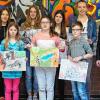(gab)   Acht Schüler des Friedrich-List-Gymnasiums erreichten beim 46. internationalen Jugendwettbewerb „Jugend creativ“ der Volks- und Raiffeisenbanken eine Siegerurkunde oder eine Platzierung. Die Siegerehrung und die Überreichung der Preise fanden in Marktheidenfeld statt, teilt die Schule der Presse mit. Das Thema lautete „Fantastische Helden und echte Vorbilder – wer inspiriert Dich?“ Dazu lieferten die Schüler Zeichnungen und Gemälde, die selbstständig im Kunstunterricht erarbeitet wurden. Das Gruppenbild zeigt (von links): Verena Kieslich (betreuende Kunstlehrerin), Johanna Brückner, Lisa Kroll, Sina Brust, Anna List, Maria Walter, Jonathan von Rhein, Maike Schopf und Schulleiter Walter Fronczek.