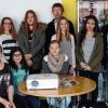 (hop)   Die Gemeinde Eußenheim hat bei einem Preisausschreiben der Bayernwerk AG einen Beamer im Wert von 1250 Euro für die Mittelschule Eußenheim gewonnen, heißt es in einer Pressemitteilung. Bayernwerk-Kommunalbetreuer Frank Schneider (links) überreichte den Beamer im Beisein von Bürgermeister Dieter Schneider (rechts) an den Rektor der Mittelschule, Martin Loschert (Mitte). Ein Beamer ersetzt im Klassenzimmer den Overheadprojektor. Präsentationen vom Laptop oder PC werden in bester Qualität an die Wand geworfen. „Beamer können fast alles und sind somit perfekt für den Einsatz in Schulen geeignet. Die Geräte sind leicht zu bedienen und geben im Klassenzimmer bei Präsentationen, Vorträgen, aber auch bei Schul- oder Public-Viewing-Veranstaltungen ein gutes Bild ab“, so Frank Schneider. In der vierten Ausgabe 2015 des Informationsbriefs des Bayernwerks für die rund 1200 von ihr versorgten Kommunen gab es vier Beamer zu gewinnen. Neben Eußenheim haben Niedermurach, Untermerzbach und Frauenneuharting gewonnen.