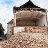 (ella)   Das Ende einer Ära. Die Bagger rollen schon seit einigen Tagen am früheren Saalbau Luisengarten. Das Gebäude in der Martin-Luther-Straße wird abgerissen. Dort soll ein Mehrfamilienwohnhaus mit 18 Wohnungen und einer Tiefgarage entstehen. Der Bau- und Ordnungsausschuss des Stadtrates genehmigte jetzt den Bauantrag der KEG Liegenschaften GbR. Das Gebäude war seit 1948 im Besitz des Evangelischen Arbeiterverein 1854 Würzburg gewesen und im Jahr 2000 zum Veranstaltungszentrum umgebaut worden und 2010 an die KEG verkauft worden. Laut Beschlussvorlage des Ausschusses wird der Altbau an der Martin-Luther-Straße einschließlich der darin beherbergten Restaurantnutzung erhalten, das Nebengebäude wird abgebrochen und durch ein dreigeschossiges Wohngebäude mit 18 Wohneinheiten, einer Gesamt-Wohnfläche von 1700 Quadratmetern und Wohnungsgrößen von 60 bis 150 Quadratmetern ersetzt. Im Untergeschoss wird eine Tiefgarage mit 31 Stellplätzen auch für Restaurantgäste untergebracht. Der Bau war in der Stadtbildkommission vorgestellt worden, deren Vorschläge wurden nun bei der Planung berücksichtigt.