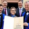 Manuela Schneider, stellvertretende Vorsitzende des BLSV-Kreises Würzburg-Land, mit VCC-Präsidenten Elmar Knorz (rechts), Stellvertreter Andreas Röhm, Bernhard Schlereth, Präsident des Fastnachtsverbandes Franken, (links) und Bürgermeister Jürgen Götz.