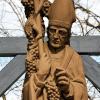Der Winzer-Schutzherr unter dem schützenden Dach: Diese vom Untersteinbacher Bildhauer Manfred Reinhart geschaffene Figur des Bischofs Urban steht seit 1998 in den Traustädter Weinbergen.
