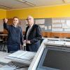 Schulleiter Siegfried Rose (rechts) und Peter Hommes in einem renovierten Klassenzimmer des Friedrich-Koenig-Gymnasiums. Der Vater zweier Schüler hat mit angepackt.