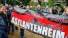 „Schweinfurt wehrt sich – Asylmissbrauch Nein Danke“? Viele „besorgte“ Schweinfurter waren nicht unter den Teilnehmern der rechten Kundgebung auf dem Schillerplatz im Oktober 2015. Die meisten waren von auswärts angereiste Mitglieder von NPD und „Die Rechte“. Damit ist auch am Samstag wieder zu rechnen.