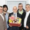 (pil)   Zum Geburtstag wünscht sich Bürgermeister Jürgen Lippert keine Geschenke: „Nur Gesundheit, und dass es weiterhin so gut läuft wie bisher.“ Seine Amtskollegen aus der Verwaltungsgemeinschaft (VG) Gemünden beschenkten ihn dennoch: Zum 50. am Dienstag gab es ein Survival-Paket. Es gratulierten (von links): Martin Göbel (Karsbach), VG-Geschäftsleiter Alexander Rohner, Theo Gärtner (Gössenheim) und Alfred Frank (Gräfendorf).