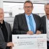 (hawo)   Die Geschäftsleitung des Siemens-Werkes Bad Neustadt hat der Tourismus und Stadtmarketing GmbH einen symbolischen Scheck über 24 000 Euro überreicht. Das ist die Summe der Einkaufs-Gutscheine, die das Unternehmen nach eigenen Angaben als Prämie an Mitarbeiter ausgegeben hat, die sich erfolgreich am betrieblichen Vorschlagswesen beteiligt haben. Von der Kaufkraft der Gutscheine solle dem Vernehmen nach der örtliche Einzelhandel und die Gastronomie profitieren. Mit ihren Ideen trügen Siemens-Mitarbeiter tragen zu ständigen Verbesserungen im Unternehmen bei. Das innerbetriebliche Vorschlagswesen fördere Ideen und Impulse der Mitarbeiter und belohne diese Initiativen. Alle Führungskräfte der Siemens AG seien dazu angehalten, ihre Mitarbeiter zu Verbesserungsvorschlägen zu ermutigen und die dazu erforderlichen Freiräume zu schaffen. Innovative Ideen der Mitarbeiter honoriere das Unternehmen mit besonderen Prämien. Mitarbeiter, die vier realisierte Verbesserungsvorschläge vorweisen konnten, erhalten den Angaben zufolge eine zusätzliche Prämie in Form eines 40-Euro-Gutscheines. „Die Beteiligung der Mitarbeiter im letzten Geschäftsjahr war rekordverdächtig und auch die aktuellen Zahlen bestätigen diesen Trend“, so Andreas Heidrich (rechts), Leiter des Vorschlagsreferats in Bad Neustadt. Christian Casper (Mitte), Kaufmännischer Leiter des Siemens-Werks in Bad Neustadt, betont die Eigeninitiative der Mitarbeiter: „Im Sinne einer gelebten Eigentümerkultur bei Siemens bringen unsere  Mitarbeiter eigenverantwortlich Verbesserungen in unser Unternehmen ein und helfen sie durchzusetzen. Vorschläge zur Arbeitssicherheit und zum betrieblichen Umweltschutz haben im Werksumfeld eine besondere Bedeutung. Allein zu dieser Thematik gab es im vergangenen Jahr 750 Vorschläge. „Wir begrüßen es, dass ein so großes und wichtiges Bad Neustädter Unternehmen wie Siemens den Einkaufsgutschein nutzt, um seine Mitarbeiter zu belohnen“, wird Michael Feiler, der neue Geschäftsführer Tourismus und Stadtmarketing Bad Neustadt, zitiert. freue sich, dass der Siemens Standort den kontinuierlichen Verbesserungsprozess seiner Mitarbeiter mit Bad Neustädter Einkaufsgutscheinen honoriert. Der Gutschein ist dafür ein ideales Instrument, da dadurch einerseits der Handel von den regional ansässigen Unternehmen profitiert und andererseits die Siemens-Mitarbeiter von den zahlreichen Einkaufsmöglichkeiten und von den Aktivitäten der Tourismus und Stadtmarketing GmbH.“Foto: Siemens AG