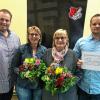 (mr)   Ruth Reinfurt und Sabine Reinfurt-Jäger haben stellvertretend für die Klaus-Reinfurt-Stiftung an den TSV Lengfeld mit ihrem Präsidenten Jan Müller und Vizepräsidenten Thomas Oppelt einen Spendenscheck in Höhe von 3000 Euro. Dem Anlass dazu war die Bitte vorangegangen, um Spenden zu Gunsten der verschiedenen Abteilungen im TSV zu erhalten. Im Besonderen wurden neue Tischtennisplatten für die Tischtennis-Abteilung, ein neuer Schiedsrichterstuhl für die Volleyball-Abteilung und ein Auslandsturnier in Dallas für die U17-Juniorinnen der Fußball-Abteilung bezuschusst. Seit Jahren unterstützt die Klaus-Reinfurt-Stiftung wohltätige Projekte sowie den Würzburger Sport. Der TSV Lengfeld bedankt sich herzlich mit zwei Blumensträußen für die großzügige Spende. Der TSV Lengfeld zeigte sich sehr sind sehr froh darüber, dass die Klaus-Reinfurt-Stiftung, vertreten durch Ruth Reinfurt und Sabine Reinfurt-Jäger, ein großes Herz für den Würzburger Sport besitzt. Im Bild (von links) Thomas Oppelt (Vizepräsident für Liegenschaften), Sabine Reinfurt-Jäger, Ruth Reinfurt, Jan Müller (Präsident des TSV Lengfeld).