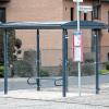 Wie Sie sehen, sehen Sie nix: Die Scheiben des neues Bushäuschens sind so sauber, dass der Gemeinderat sie nun bekleben lassen will – damit niemand dagegen rennt.