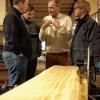 So werden aus vier Festmeter Holzmasse rund 3000 Quadratmeter Furnierholz. Friedrich Kohl jun. (Mitte) schildert den Gästen um Bürgermeister Robert Herold (links) und Revierförster Hans-Peter Breisch (rechts), dass die Burgsinner Braut wohl bald etliche Apple-Stores in den USA schmucken wird.