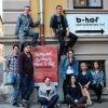 Marco Körner, Gabriel Krapf, (unten von links) Sozialpädagoge Kilian Schick, Lukas Harjung, Ricarda Gräf, Alexandra Wickowski (stehend), Eva Uckermann, b-hof-Leiterin Linda Grauschopf und Anja Topel (oben von links) freuen sich auf eine tolle Geburtstagsparty.