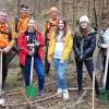 Girls' Day im Wald: (von rechts) Amina Dedaeva, Bianca Pauna, Hannah Endres und Laura mit Papa Matthias Wasser. Hinten: Jürgen Schunk, Valentin Storch.