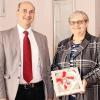 (hb)   In der Schweinfurter Straße 9 hat sich Uwe Meyer für seinen Immobilienservice ein neues Büro eingerichtet, da er dort gut erreichbar und wahrnehmbar ist. Der Service ist im gesamten Großraum Schweinfurt, dem Würzburger Umland sowie den Landkreisen Haßberge und Rhön Grabfeld seit sechs Jahren tätig und versteht sich als traditionelles Makler-Unternehmen. Ob Wohn- oder Gewerbeimmobilien, in den regionalen Immobilienmärkten kennt sich das Team aus und bewertet auch Immobilien. Erreichbar ist der Immobilienservice Meyer unter  (01 52) 27 15 08 47 und per Mail: uwemeyer.immo@gmail.com. Auf dem Bild Uwe Meyer und Bürgermeisterin Helga Fleischer.