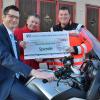 An der Rettungswache in Mellrichstadt durfte Mathias Gerstner von der Volksbank Raiffeisenbank Rhön-Grabfeld auf der 120 PS starken Maschine gleich mal probe sitzen. Er hatte einen Scheck über 1 000 Euro mitgebracht, die für die Motorradstreife des BRK Rhön-Grabfeld verwendet wird. Darüber freuten sich Kreisgeschäftsführer Ralf Baumeister und Kreisbereitschaftsleiter Bernd Roßmanith.