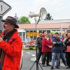 „Ihr müsst jetzt die Kurve kriegen“: Mit dieser Warnung hat am Dienstagvormittag Matthias Gebhardt von der IG Metall Bamberg die Forderung nach fünf Prozent mehr Entgelt auch in Ebern deutlich gemacht. Bei dieser Aktion gingen nach Angaben der IG Metall Bamberg rund 260 Mitarbeitern der Firma FTE automobile systems GmbH in Ebern auf die Straße. Direkt vor dem Tor Eins der Firma blockierten sie mit Plakaten, Fahnen und Bannern den Zugang zu einem FTE-Gebäude. Diese Aktion war Teil einer von der IG Metall organisierten Warnstreikwelle, die bereits am Montag, 02. Mai, mit einem Warnstreik bei der Firma Weiss in Maroldsweisach im Landkreis Haßberge begonnen hatte. Am gleichen Tag fanden rund um Bamberg mehrere Warnstreiks bei verschiedenen Firmen statt. Darunter befanden sich Firmen wie Wieland, Schaeffler Hirschaid, Albéa und Waasner. Das bisher vorgelegte Angebot sei laut der FTE-Ebern-Betriebsratsvorsitzenden Sonja Meister lächerlich. Sie verwies vor ihren Mitarbeitern auf ein Zitat des Unternehmers Robert Bosch: „Ich zahle nicht gute Löhne, weil ich viel Geld habe. Ich habe viel Geld, weil ich gute Löhne zahle.“ Kritisch sah Sonja Meister sowie andere Sprecher, darunter auch Jens Holze von der Vertrauenskörperschaft der FTE Ebern, dass viele Beschäftige einer externen Zeitarbeitsfirma nicht am Warnstreik in Ebern teilnehmen konnten. Im Gegensatz zur FTE Ebern habe die Zeitarbeitsfirma Randstad wohl ein Streikverbot für die betroffenen Mitarbeiter ausgesprochen. Matthias Gebhardt betonte, dass die Aktionen der letzten Tage ein Umdenken beim Verhandlungspartner, dem Verband der bayerischen Metall- und Elektroindustrie, bewirken soll. Sonst plane die IG Metall Bayern weitaus drastischere Schritte.